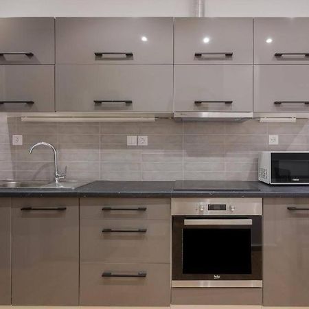 Fully Renovated 1 Bedroom Condo Афины Экстерьер фото