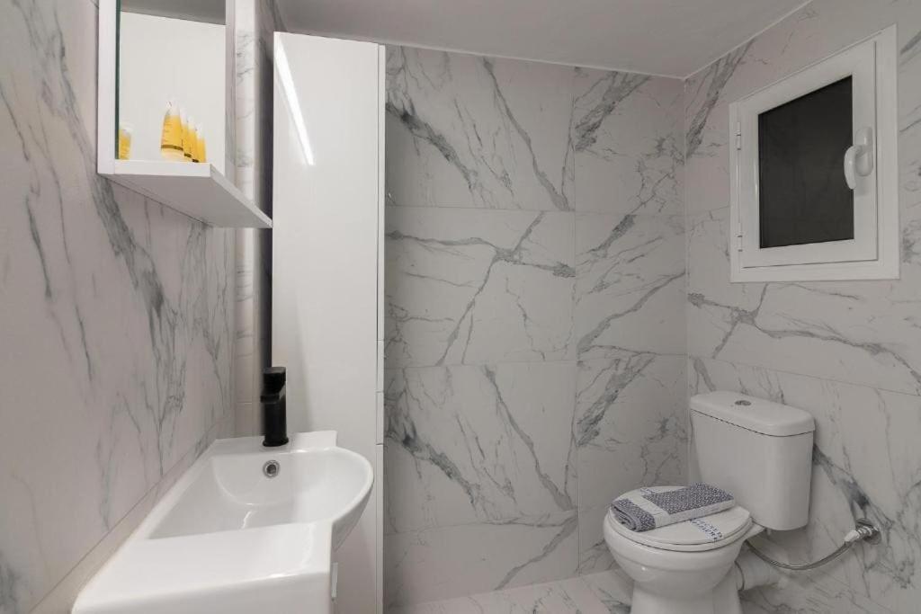 Fully Renovated 1 Bedroom Condo Афины Экстерьер фото