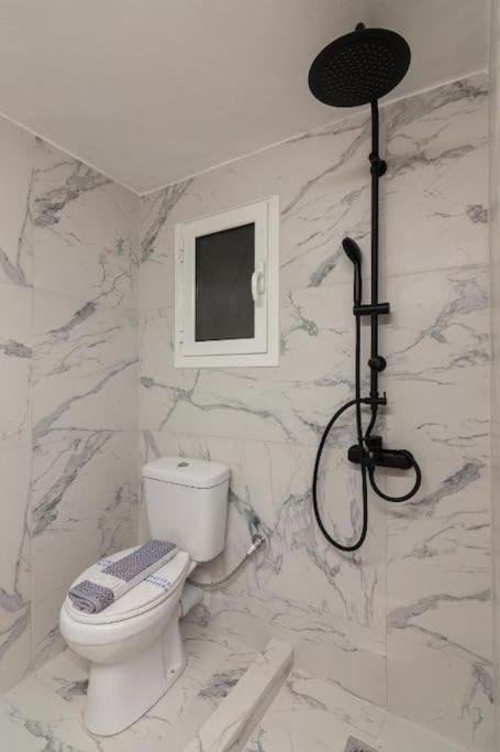 Fully Renovated 1 Bedroom Condo Афины Экстерьер фото