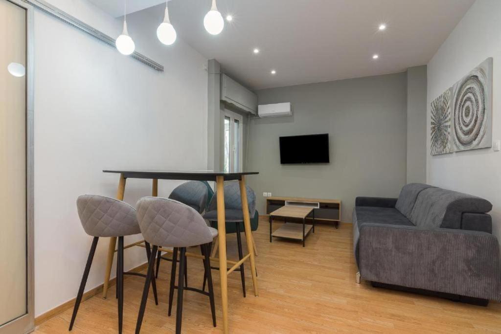 Fully Renovated 1 Bedroom Condo Афины Экстерьер фото