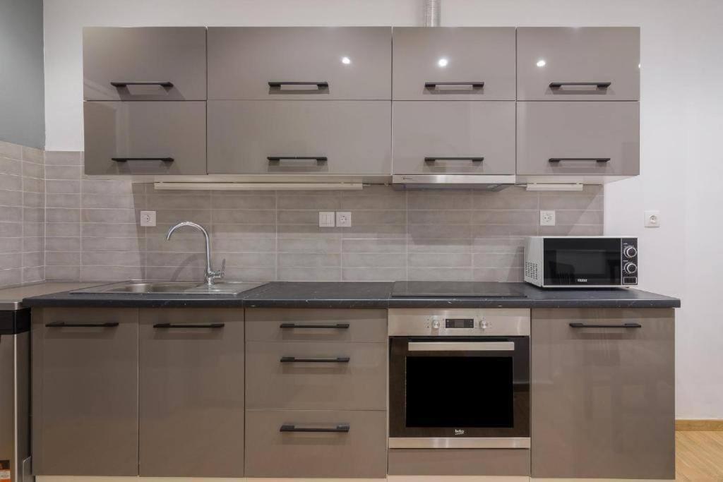 Fully Renovated 1 Bedroom Condo Афины Экстерьер фото